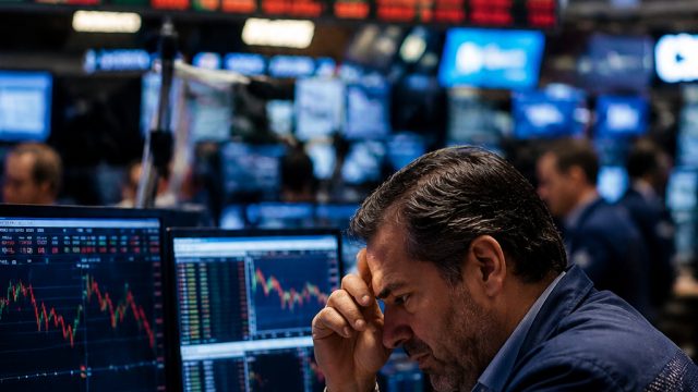 Market Volatility: Tech Sector Declines as Oil Prices Drop